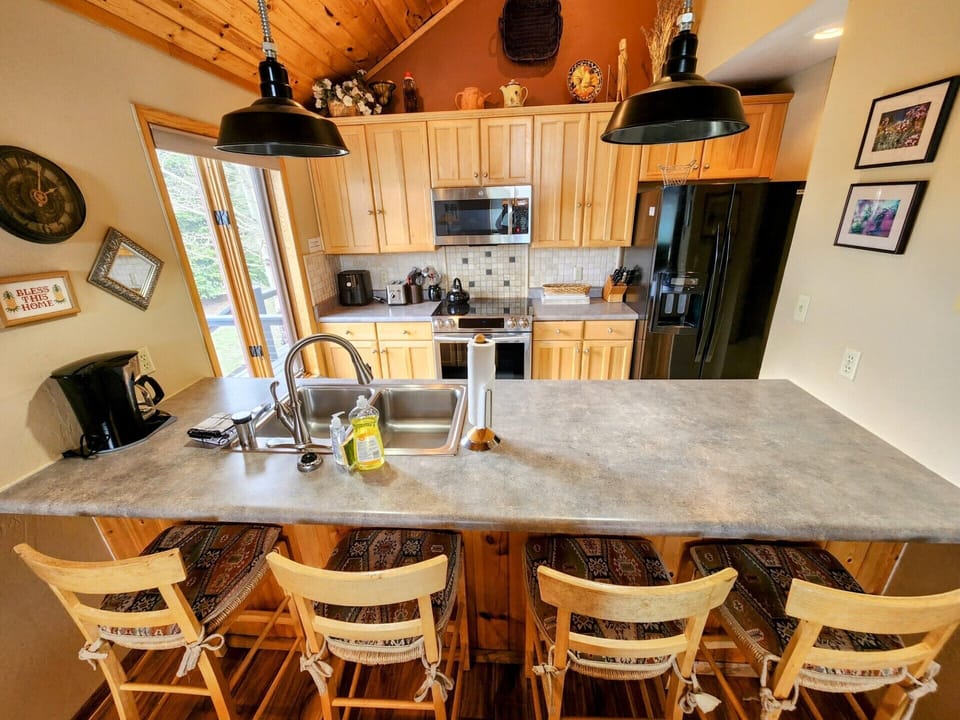 Kitchen w/ stools