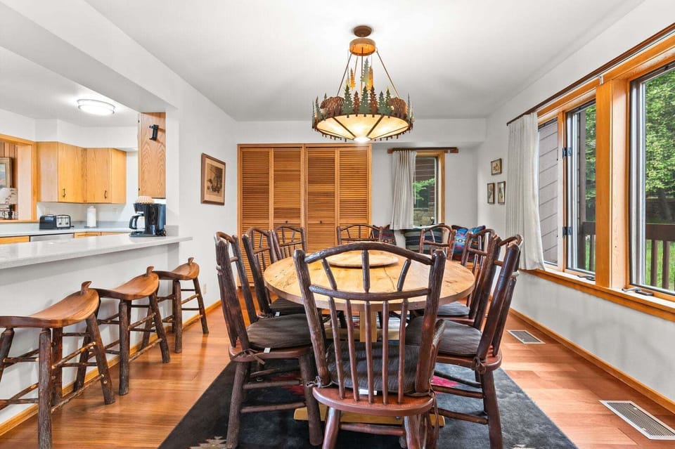 Dining Area w/ Seating for 8