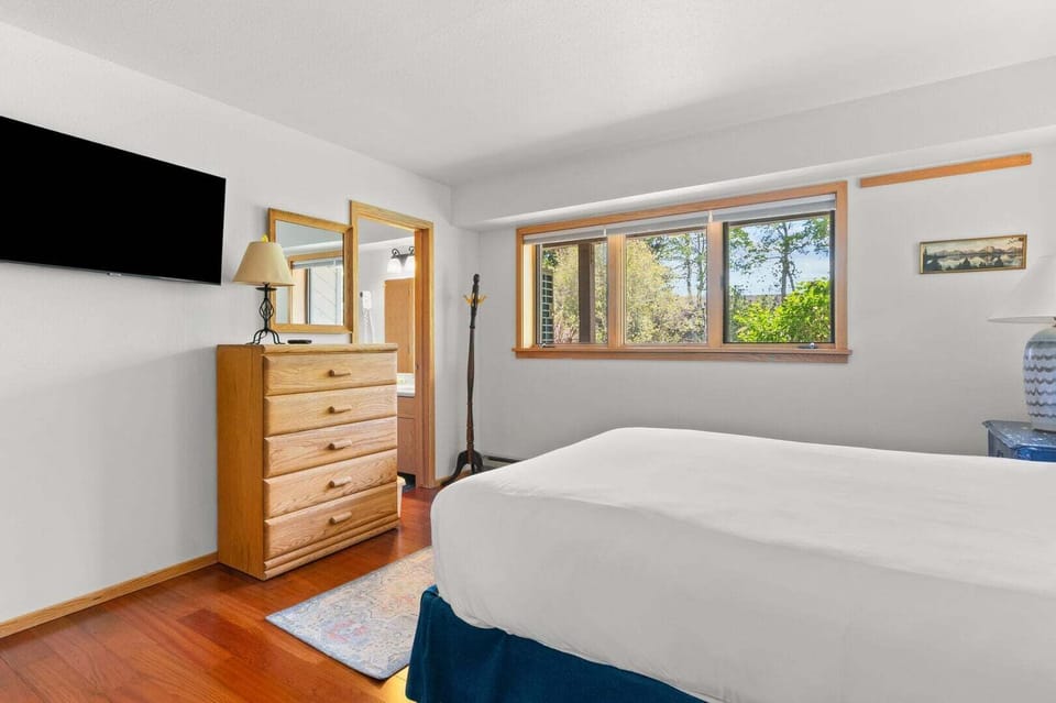 2nd Queen Bedroom w/ Ensuite Bath- Lower Level (back)