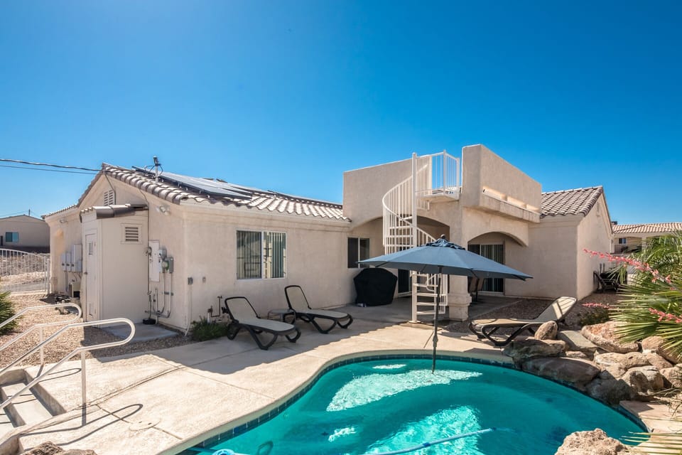Great pool with desert views