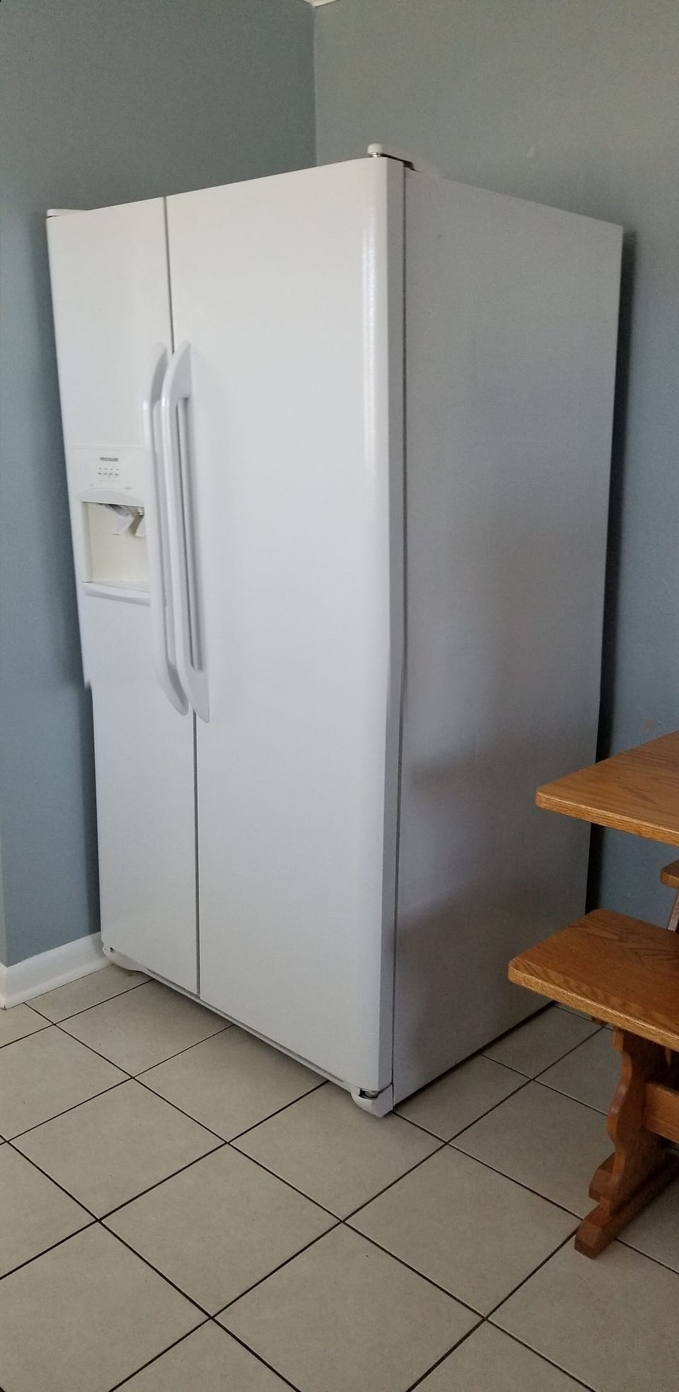 refrigerator with ice maker 