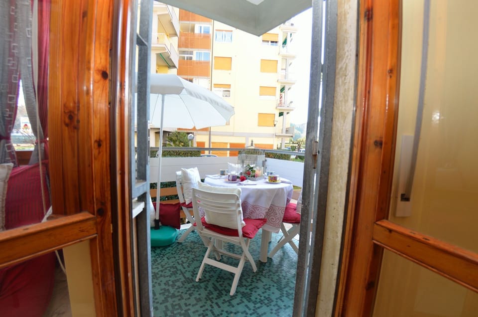 Room, Property, Furniture, Building, Table, Restaurant, Interior Design, House, Cabin