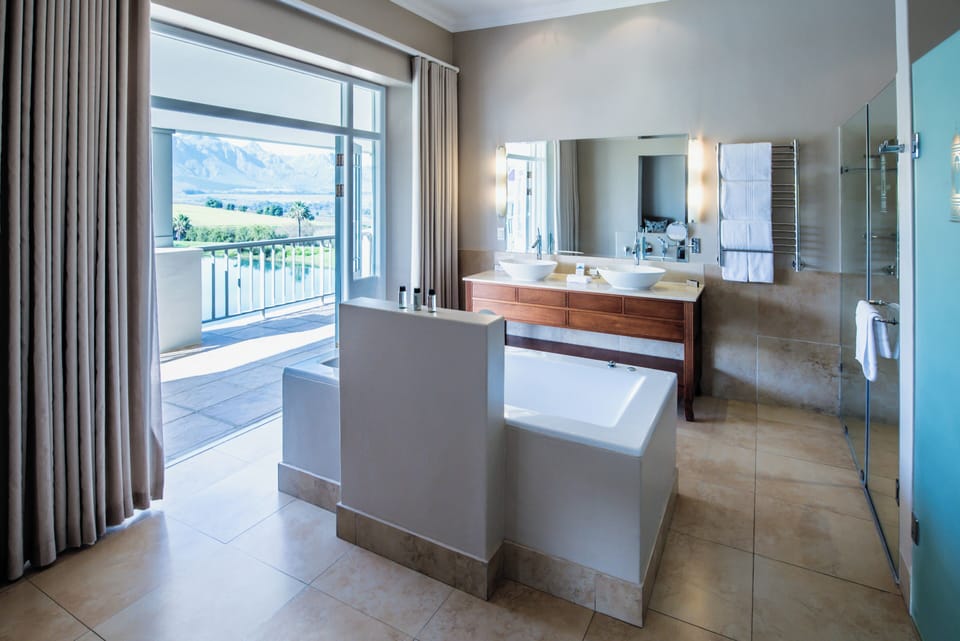 Suite | Bathroom | Free toiletries, hair dryer, bathrobes, slippers
