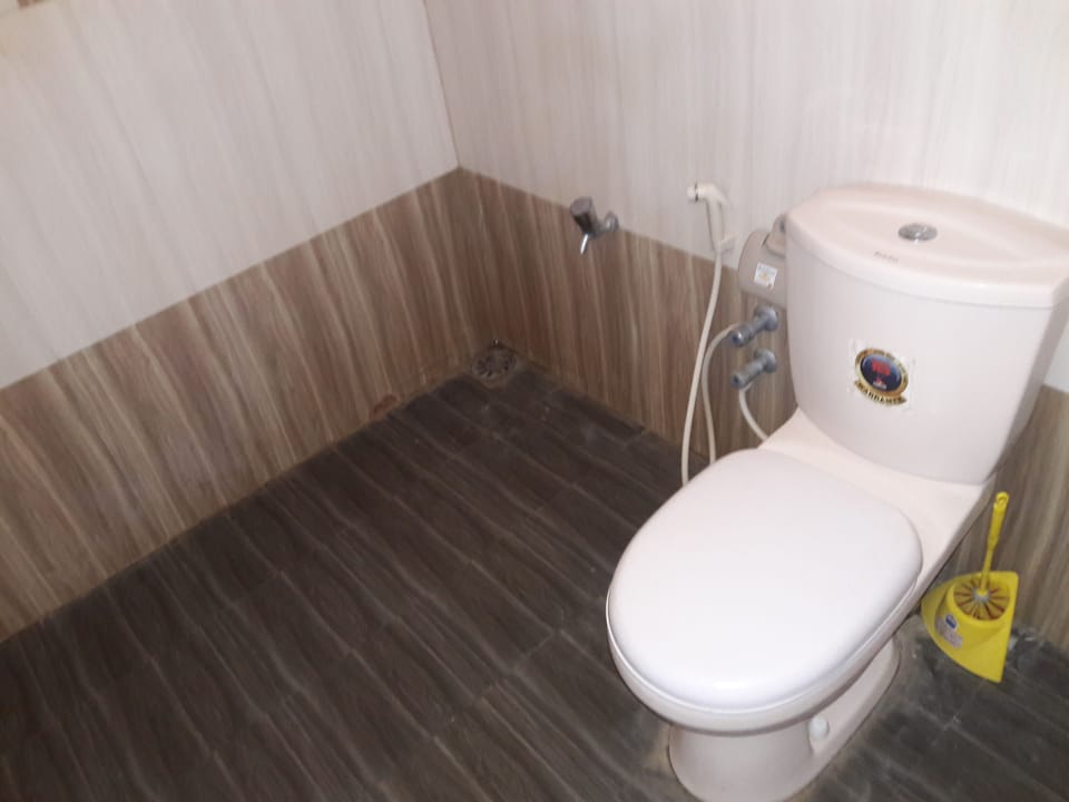Classic Twin Room | Bathroom | Shower, free toiletries, towels