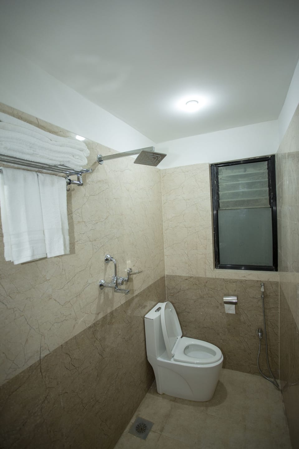 Shower, rainfall showerhead, free toiletries, hair dryer