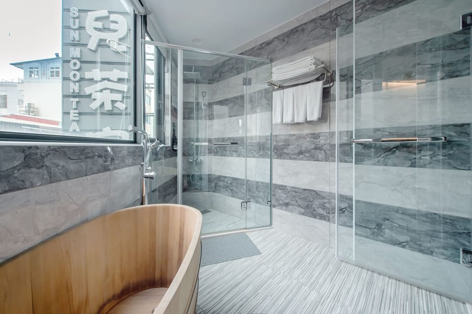 Superior Room, 1 Bedroom | Bathroom | Shower, rainfall showerhead, hair dryer, slippers