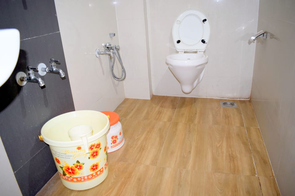 Shower, rainfall showerhead, free toiletries, towels