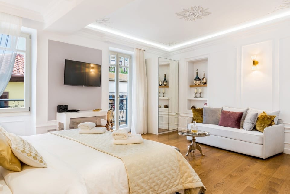 Superior Suite | Minibar, in-room safe, individually decorated, individually furnished