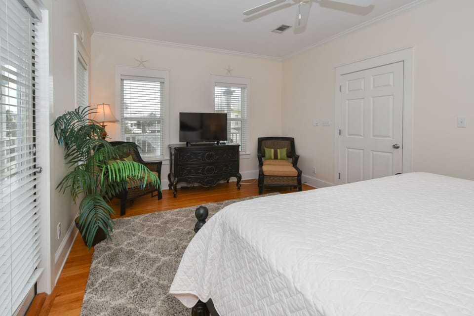 Dream Maker- 2nd Floor Master Bedroom with TV and Balcony