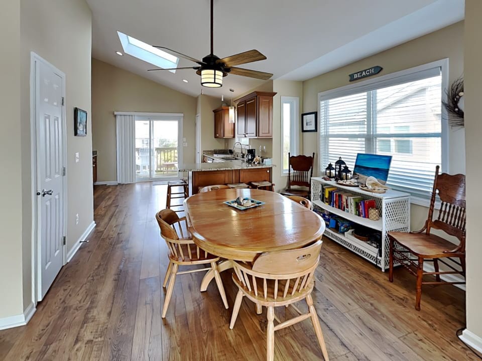 Dining Area - Sitting for 4