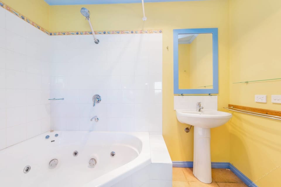Double Room with Spa Bath | Bathroom | Separate tub and shower, hydromassage showerhead, free toiletries