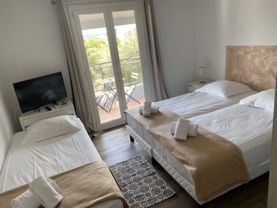 Triple Room | Premium bedding, free WiFi, bed sheets