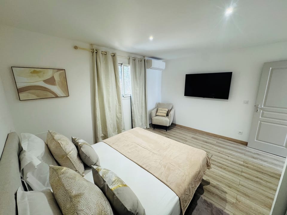 Comfort Suite | Premium bedding, free WiFi, bed sheets