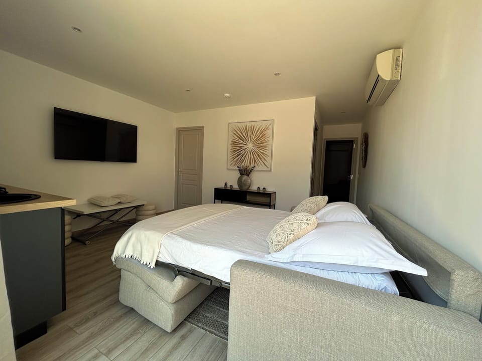 Comfort Suite | Premium bedding, free WiFi, bed sheets