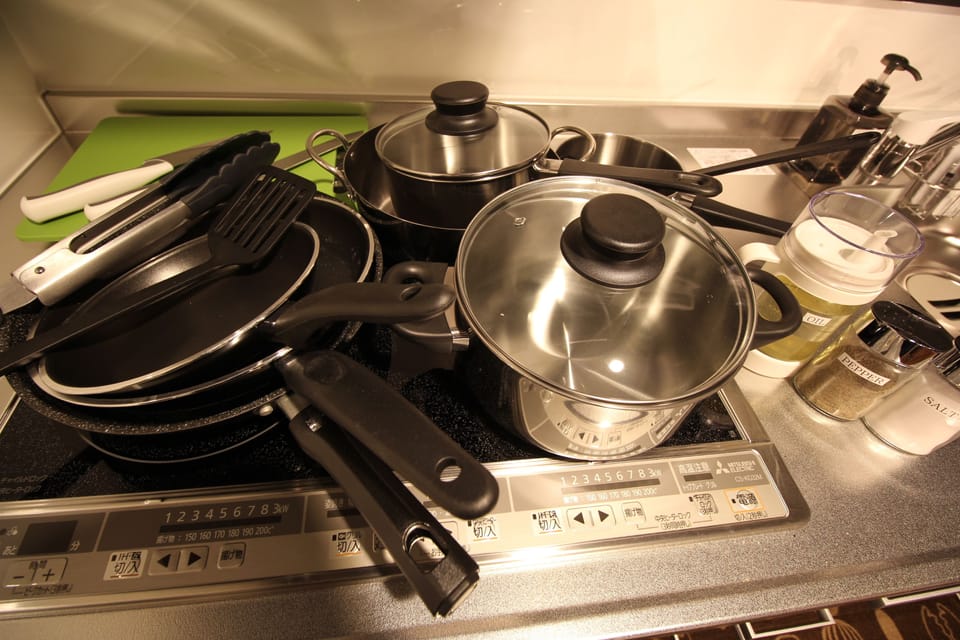 Traditional Townhome | Private kitchen | Fridge, microwave, stovetop, electric kettle