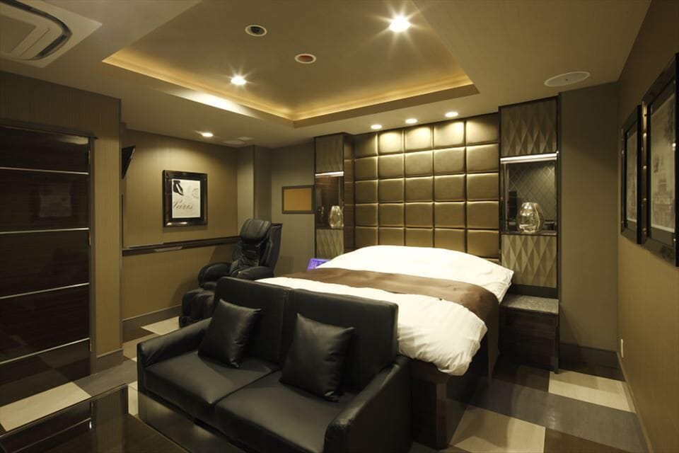 Double Room, 1 King Bed, Non Smoking | Minibar, individually decorated, individually furnished, desk