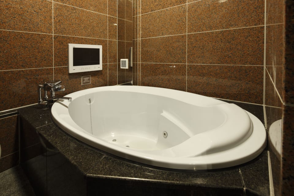Jetted tub