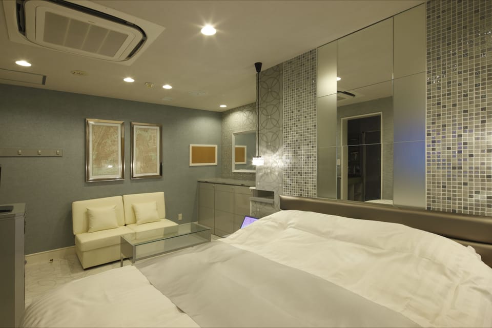 Queen Room with Spa Bath | Minibar, individually decorated, individually furnished, desk