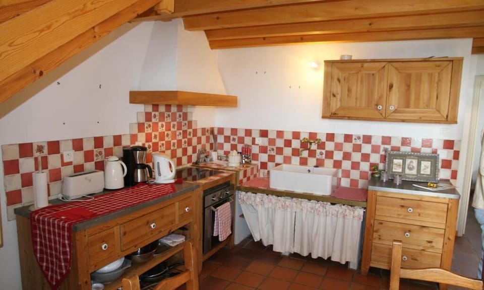 Full-size fridge, microwave, oven, stovetop