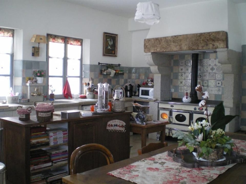 Full-size fridge, microwave, oven, stovetop