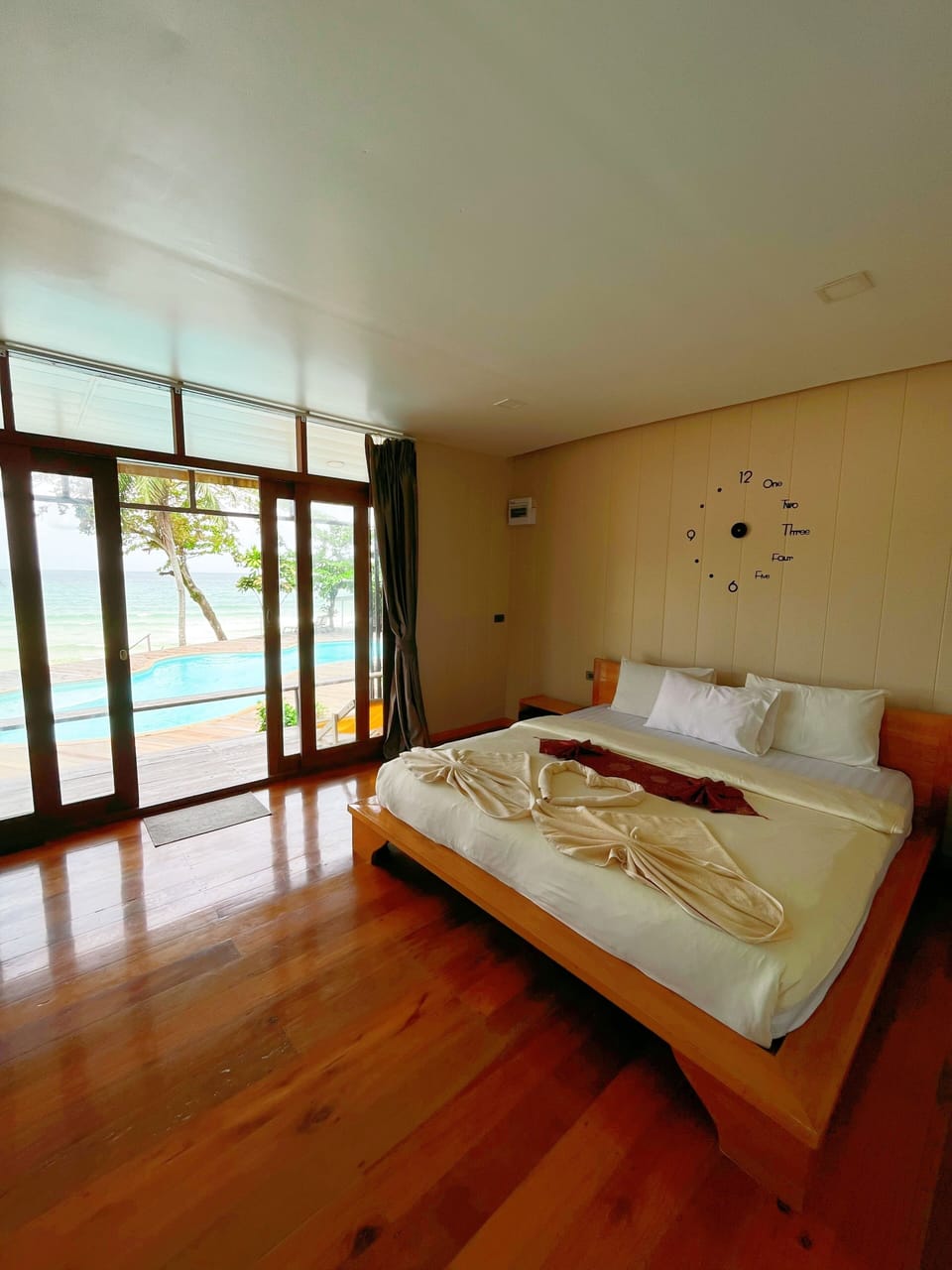Air-con Bungalow Beach View | Free WiFi, bed sheets