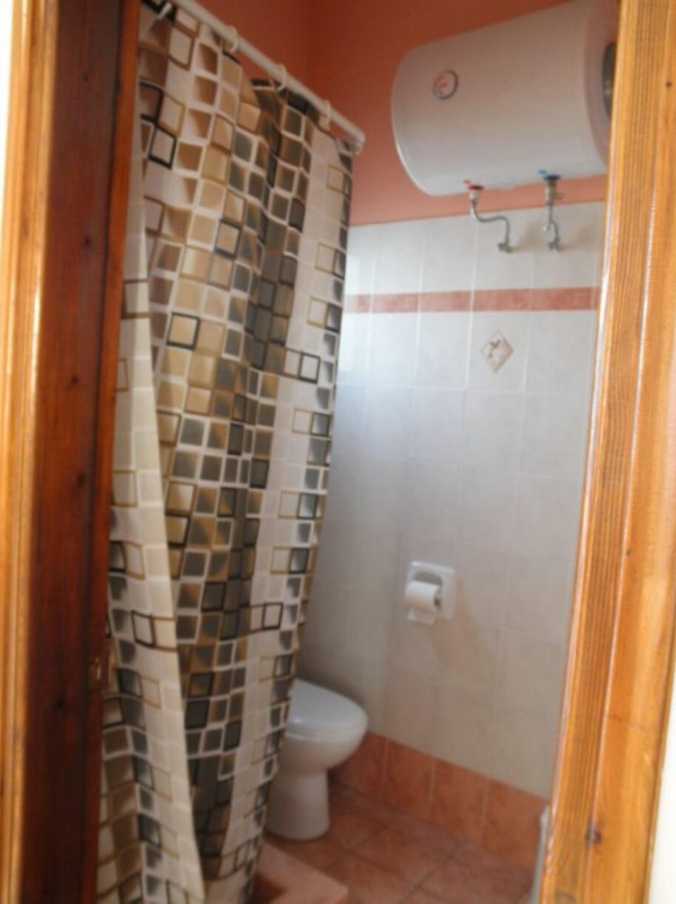 Shower, free toiletries, towels