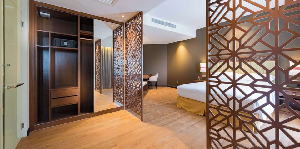 Presidential Suite, 1 King Bed, Terrace | In-room safe, desk, laptop workspace, blackout drapes