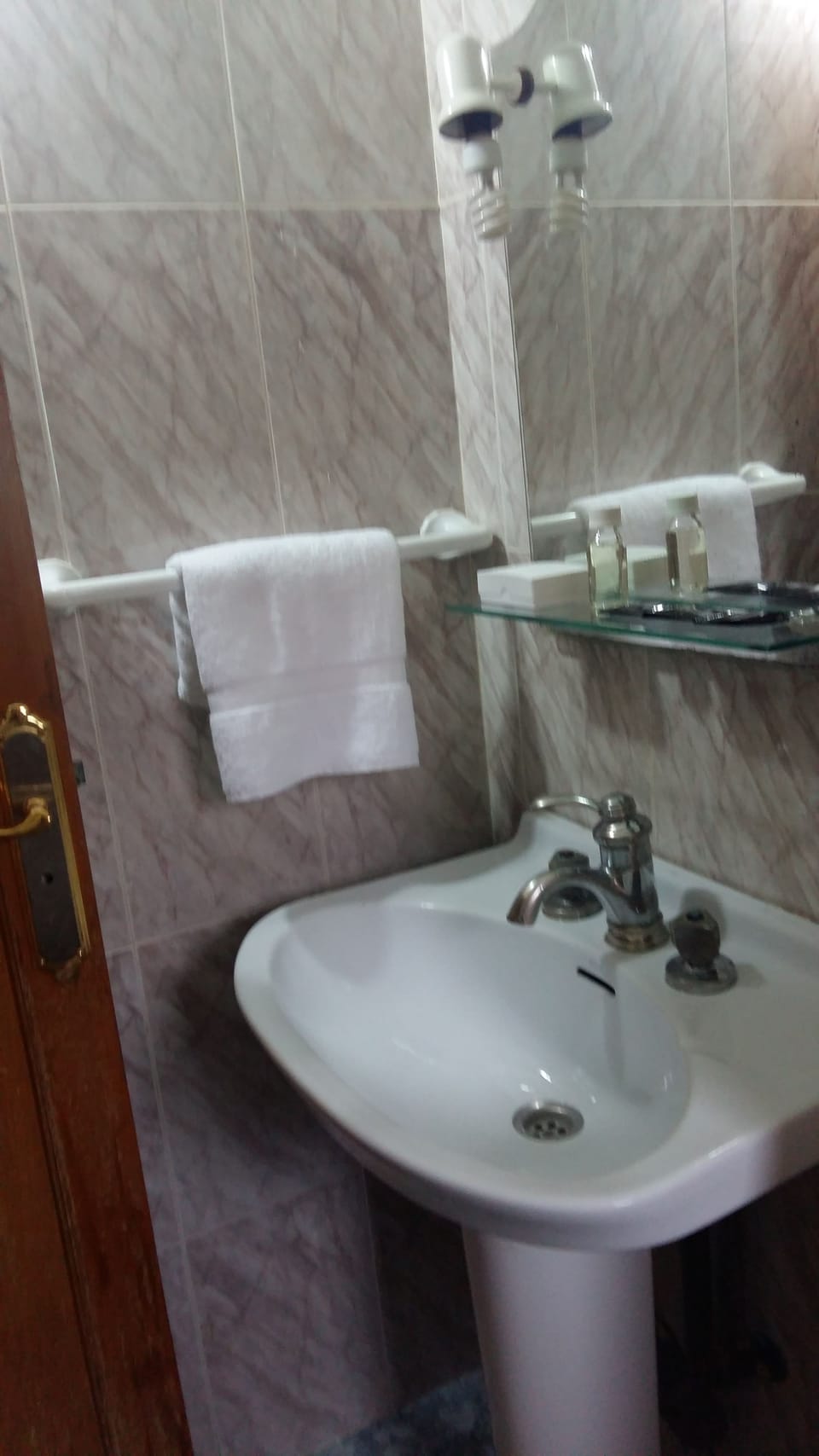 Bathroom sink