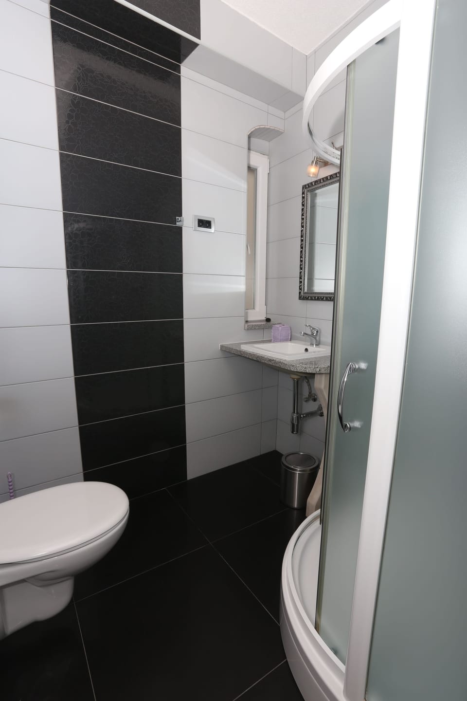 Deluxe Room, 1 Double Bed | Bathroom | Shower, hair dryer, towels