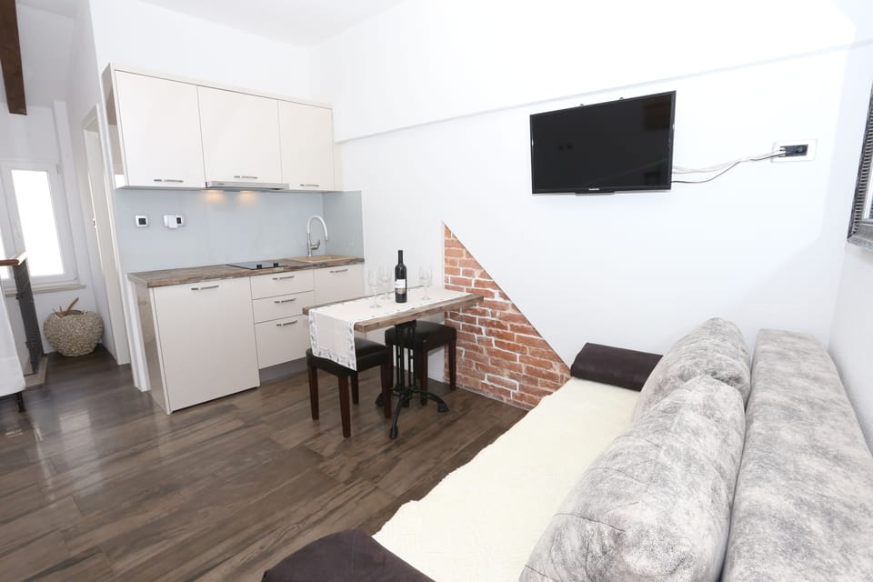 Deluxe Triple Room, 3 Twin Beds | Private kitchen | Shared fridge, shared microwave, cookware/dishes/utensils