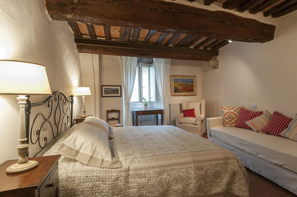 Desk, soundproofing, free WiFi, bed sheets