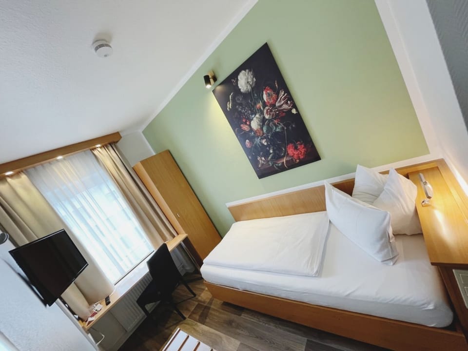 Single Room | Desk, blackout drapes, free WiFi, bed sheets
