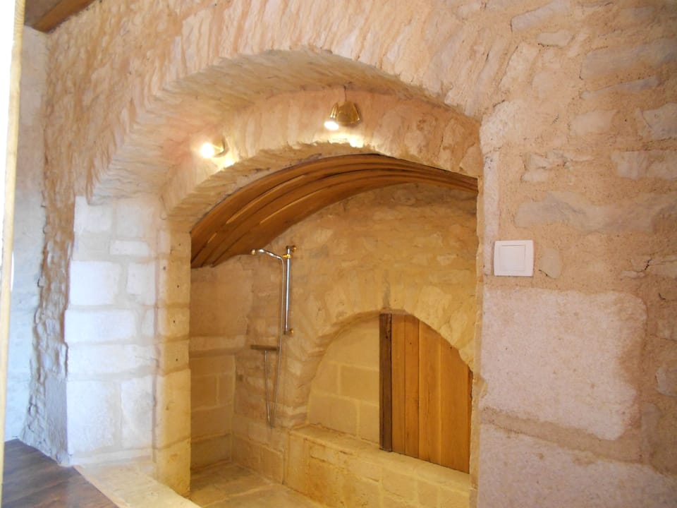Triple Room (Jacques de Molène) | Bathroom shower