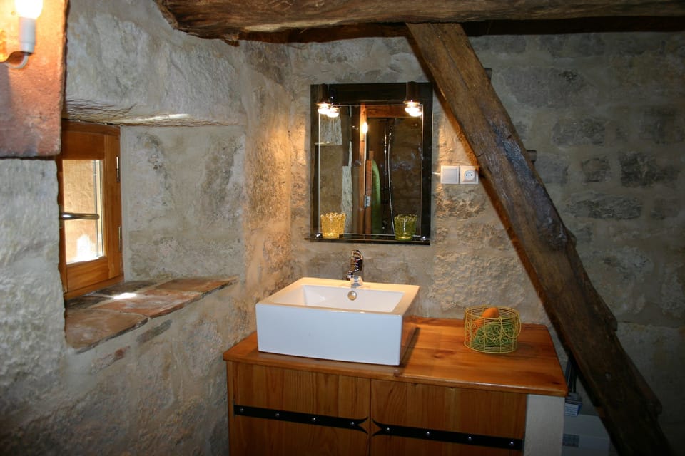 Standard Double Room (Pigeonnier) | Soundproofing, bed sheets