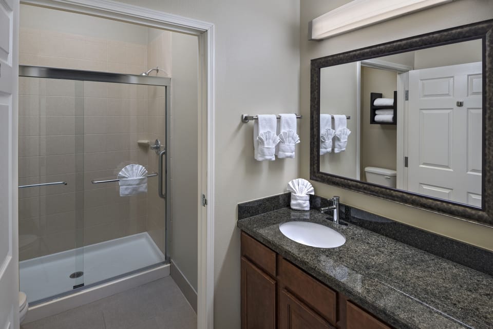 Combined shower/tub, free toiletries, towels