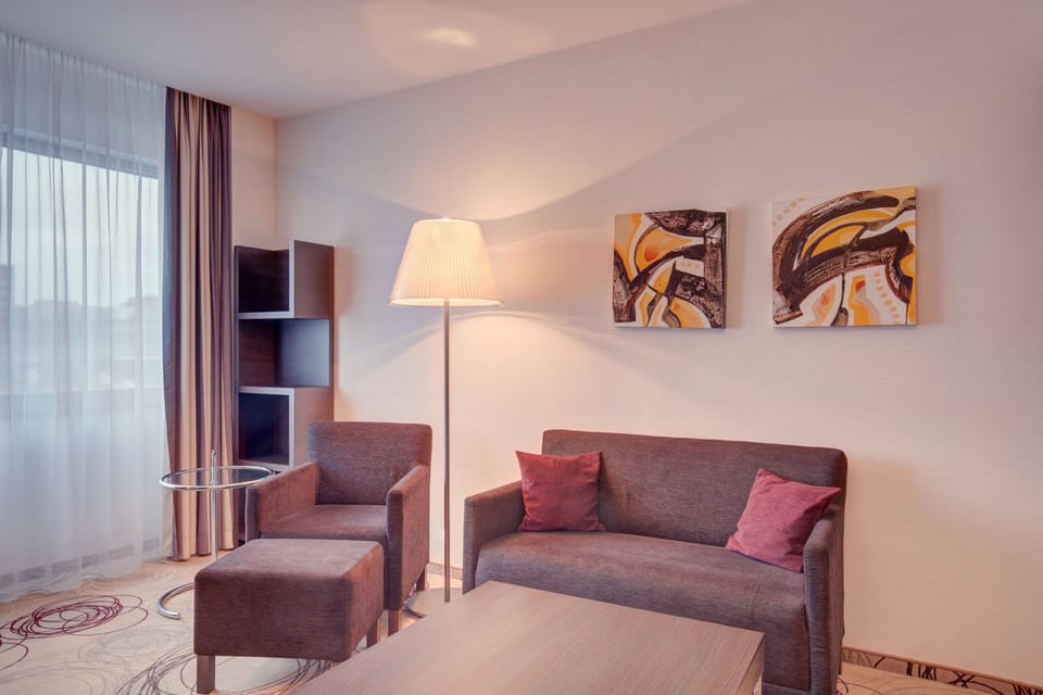 Suite, 1 King Bed, Accessible | Hypo-allergenic bedding, minibar, in-room safe, desk