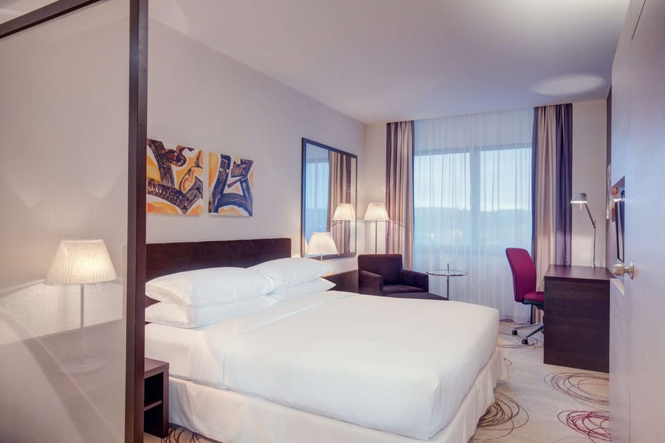 Deluxe Room, 1 King Bed, Non Smoking | Hypo-allergenic bedding, minibar, in-room safe, desk