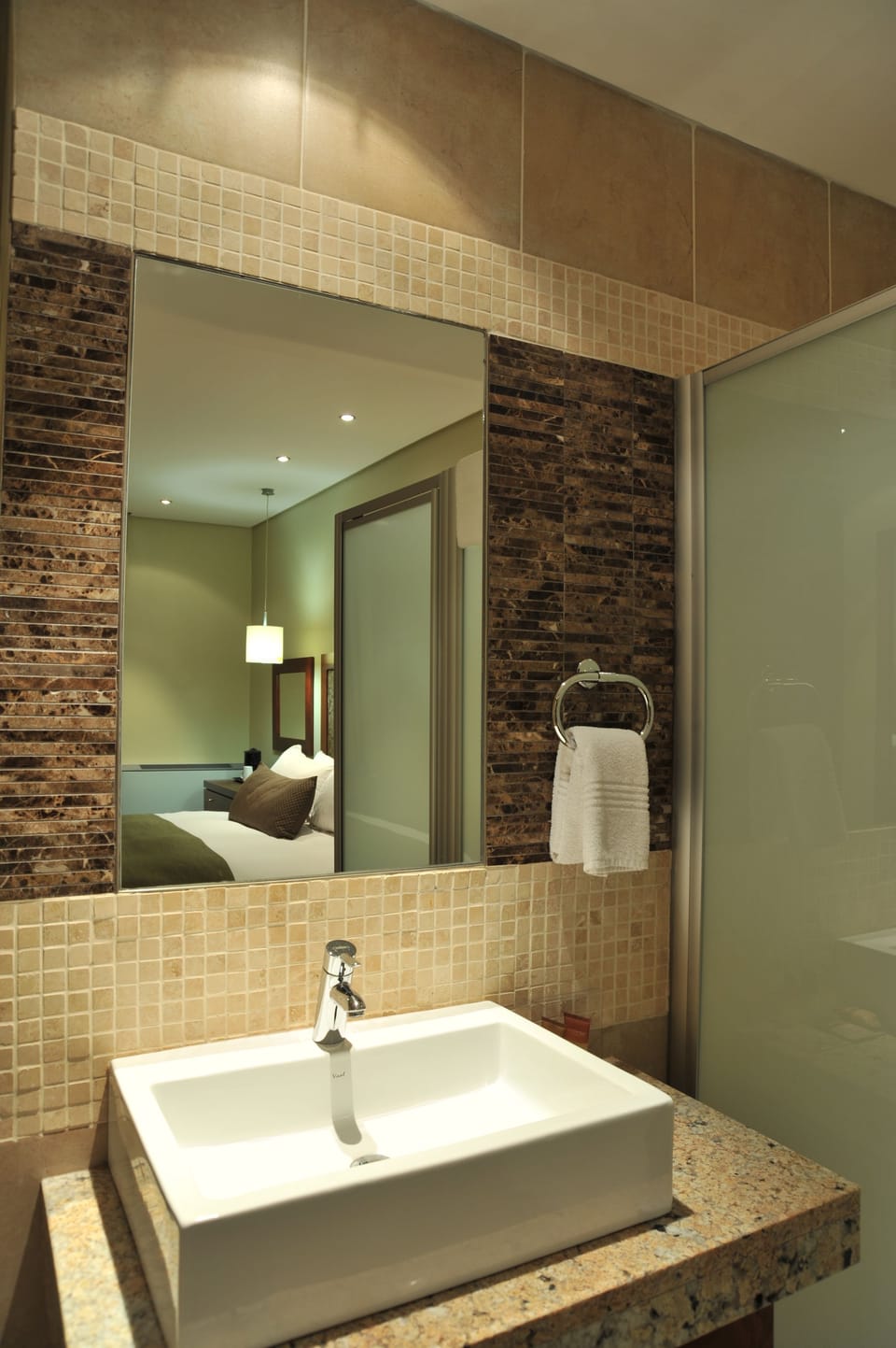 Deluxe Room, 1 King Bed, Mountain View | Bathroom | Rainfall showerhead, hair dryer, towels