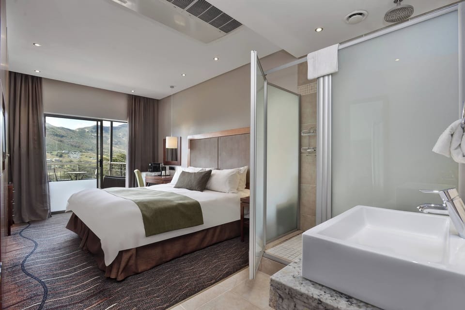 Deluxe Room, 1 King Bed, Mountain View | In-room safe, desk, laptop workspace, blackout drapes
