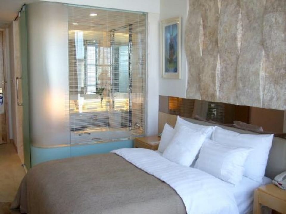 Superior Room, 1 Queen Bed | Minibar, in-room safe, desk, blackout drapes
