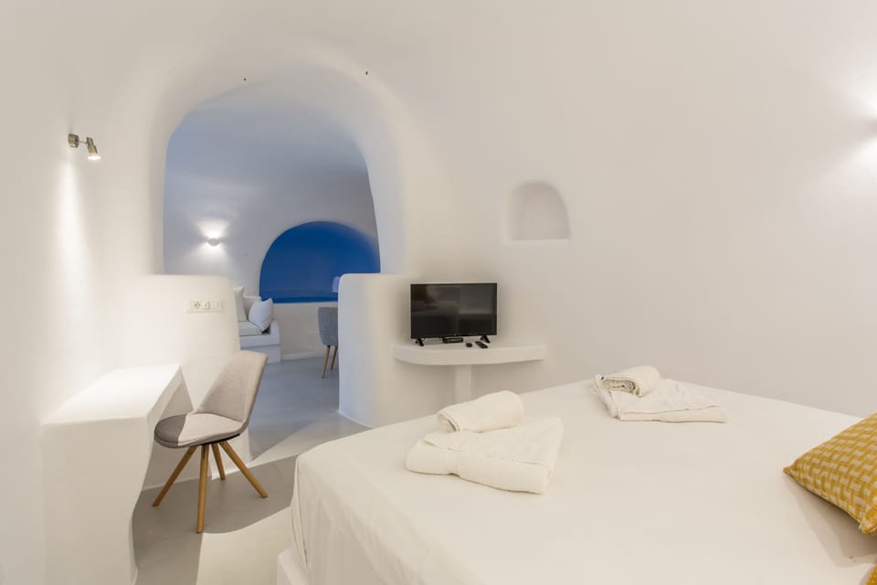 Grand Apartment, 2 Bedrooms, Hot Tub | 1 bedroom, minibar, in-room safe, desk