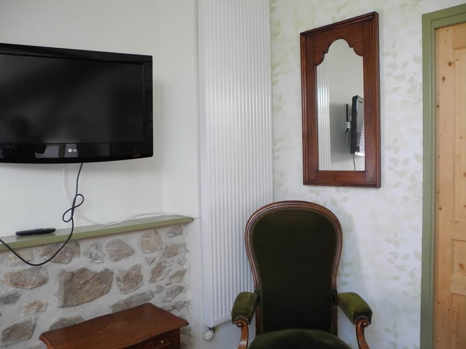 Premium bedding, desk, blackout drapes, soundproofing