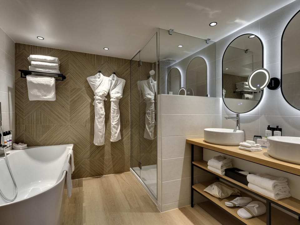 Deluxe Suite, 1 King Bed with Sofa bed | Premium bedding, pillowtop beds, free minibar items, in-room safe