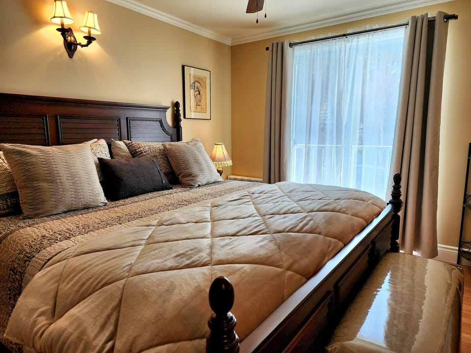 Deluxe Room, 1 King Bed, Private Bathroom | Individually decorated, individually furnished, free WiFi, bed sheets