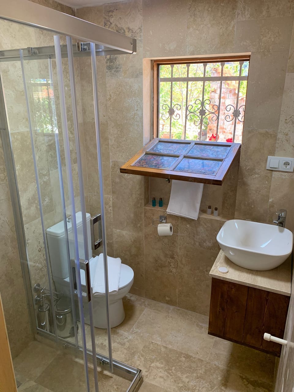 Traditional Room | Bathroom | Shower, rainfall showerhead, free toiletries, hair dryer