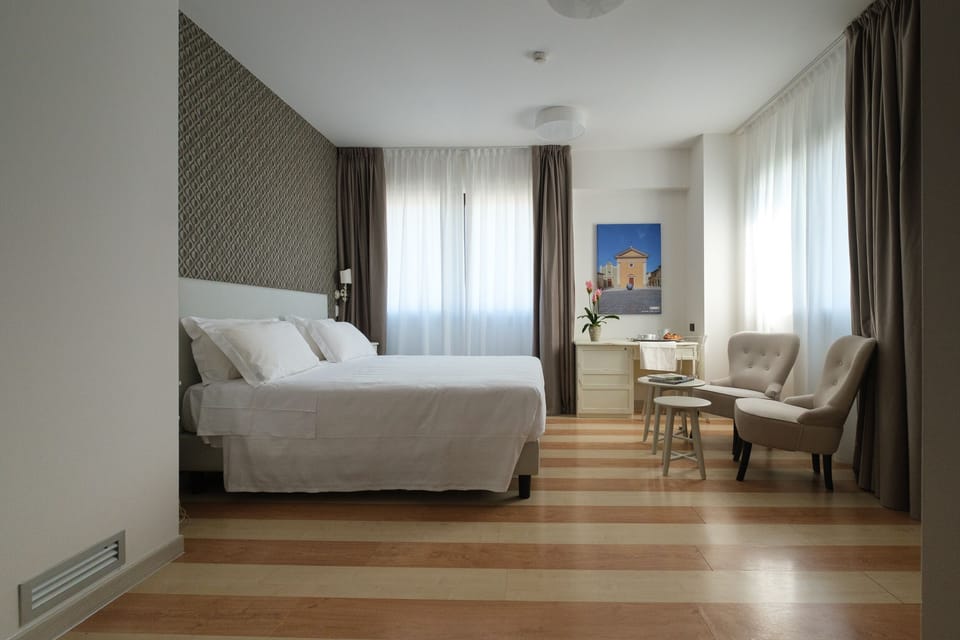Superior Room, 1 King Bed | Minibar, desk, WiFi (free)