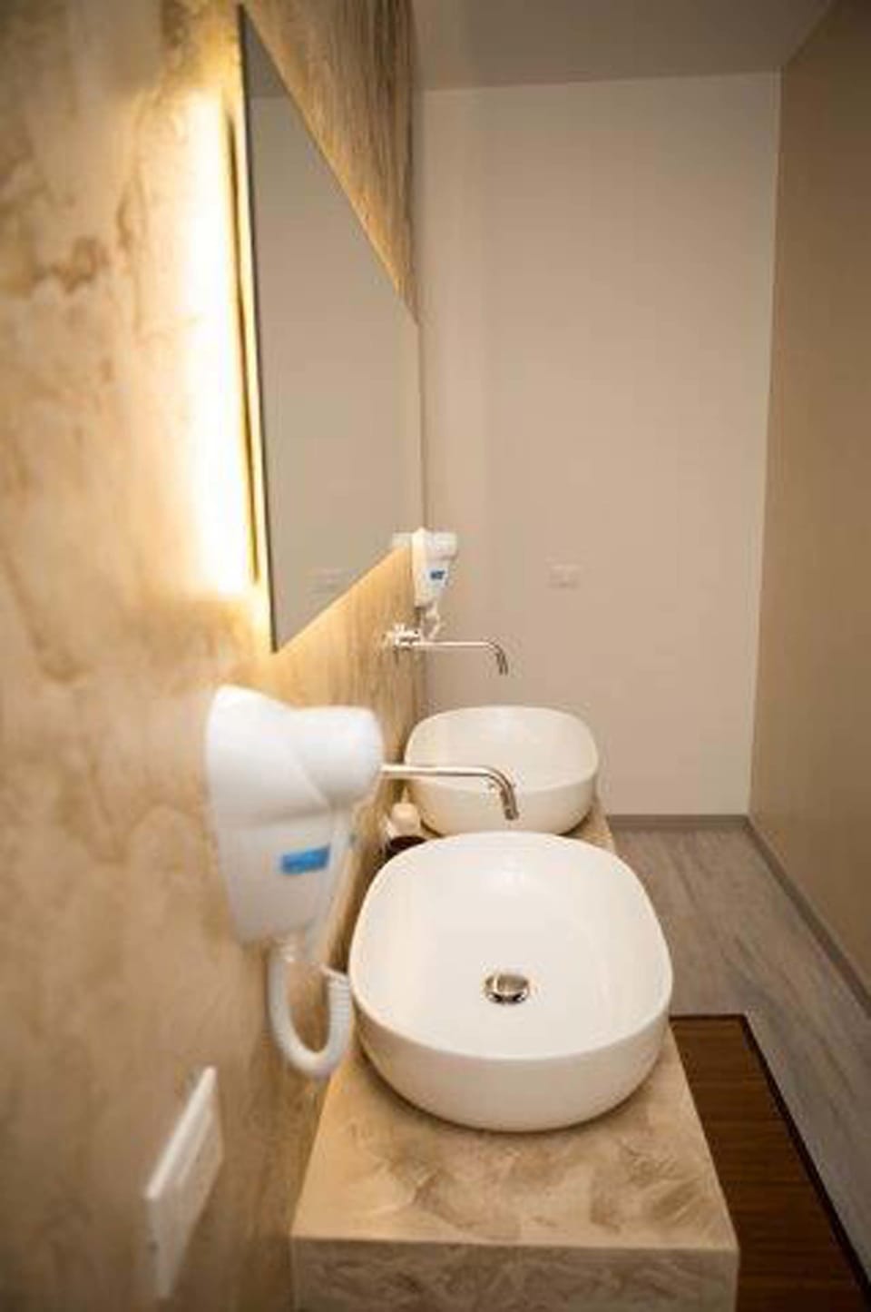 Deluxe Studio Suite, Kitchenette, Garden View | Bathroom amenities | Shower, rainfall showerhead, free toiletries, hair dryer