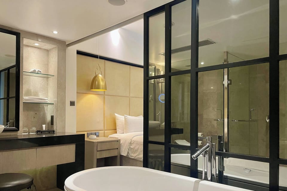 Combined shower/tub, rainfall showerhead, free toiletries, hair dryer