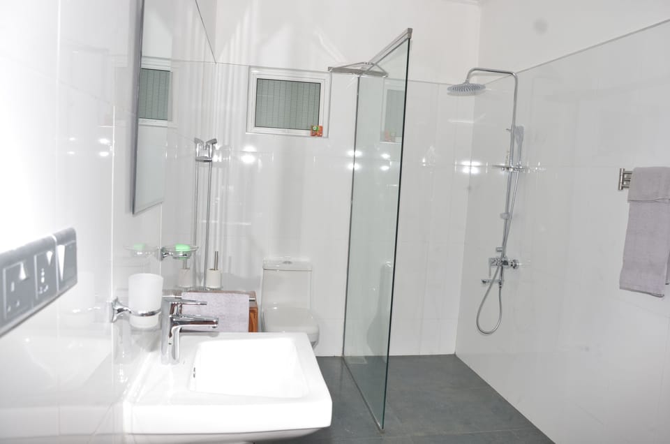 Shower, rainfall showerhead, free toiletries, hair dryer