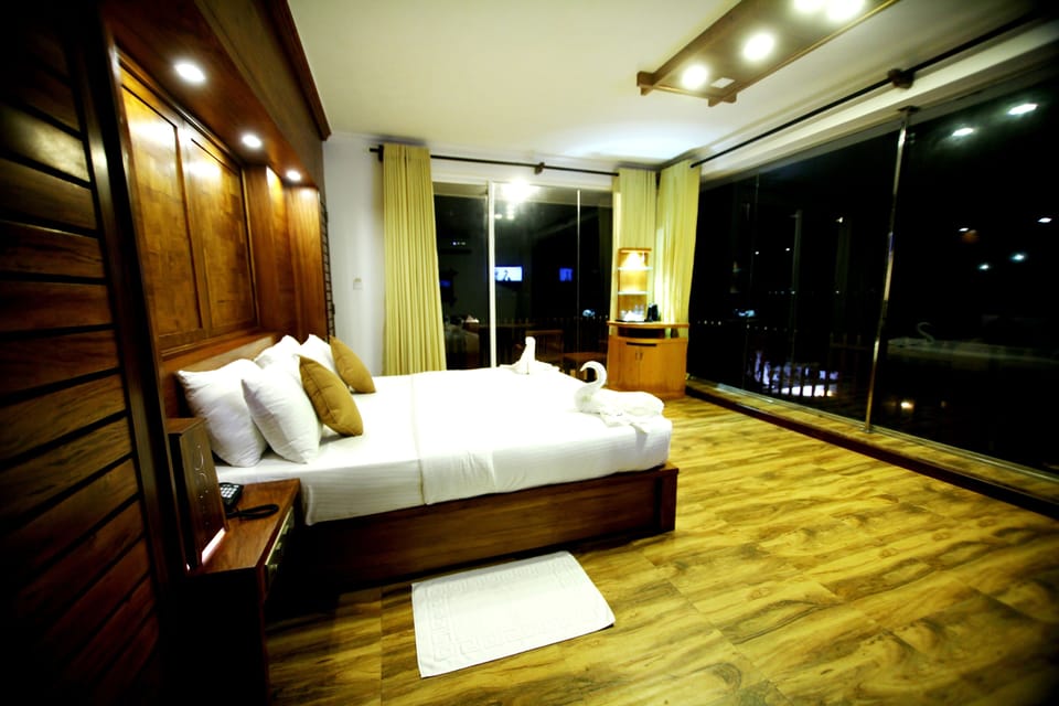 Superior Double Room, Jetted Tub | Egyptian cotton sheets, premium bedding, in-room safe, laptop workspace